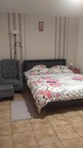 Ένα ή περισσότερα κρεβάτια σε δωμάτιο στο Tímea Vendégház