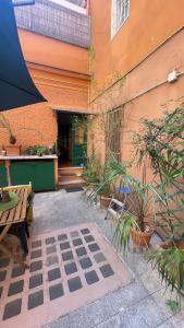 a courtyard with a table and chairs and a building at Centro storico appartamento con terrazza in Rome