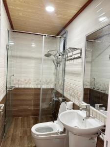 大叻的住宿－Scent Room - Village，一间带卫生间和水槽的浴室