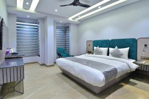 新德里的住宿－Hotel Uptown - Near New Delhi Railway Station - Paharganj，一间卧室设有一张大床和一个大窗户