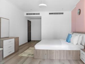 Uma cama ou camas num quarto em Lush Interior Brand New 1BDR-Heart of Downtown