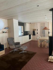 sala de estar con mesa y sillas y cocina en A unique lakeside cottage, en Rovaniemi
