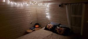Dormitorio pequeño con cama y lámpara en Pirts,kubls,,Saknēs,,, en Talsi