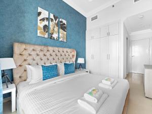 Un ou plusieurs lits dans un hébergement de l'établissement Brand New 1BDR Dubai Marina -Close to Metro