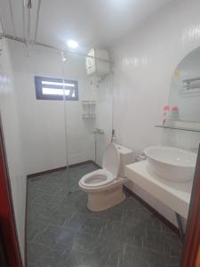 a bathroom with a toilet and a sink at Hồ Mây Homestay in Bảo Lâm