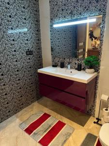 カサブランカにあるSublime appartement bld Ghandiのバスルーム(洗面台、鏡付)