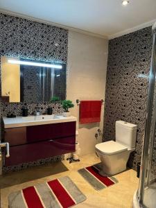 カサブランカにあるSublime appartement bld Ghandiのバスルーム(トイレ、洗面台、鏡付)