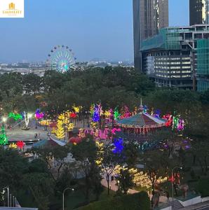 einen Park mit einem Karneval und einem Riesenrad in einer Stadt in der Unterkunft Stay in I-City I-SOHO in Shah Alam