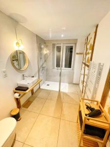 een badkamer met een douche, een toilet en een wastafel bij Gîte La Grange in Eguisheim