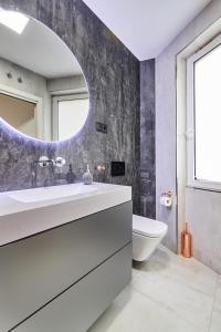 y baño con lavabo y espejo. en Hermosilla Prime, by Presidence Rentals en Madrid