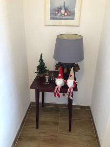 a small table with a lamp and christmas decorations on it at Ferienhaus Astenblick für große Gruppen - Familienfeiern oder Betriebsfeiern in Winterberg