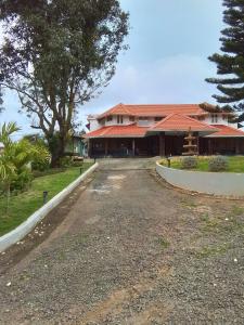 an empty road in front of a building at HILLOCK BUNGALOW KUTTIKKANAM in Idukki