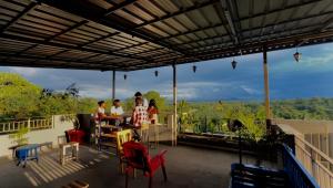 un grupo de personas sentadas en una mesa en un patio en Green Horizon, Luxury & Nature at Kothamangalam, en Kotamangalam
