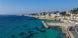 - une vue aérienne sur la plage et l'océan dans l'établissement Le Loft du Panier Design Central Vue imprenable, à Marseille