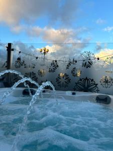 una piscina con agua saliendo de ella en Dworek Góralski, en Łodygowice