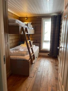 - une chambre avec 2 lits superposés dans une cabine dans l'établissement Åre Valley Lodges - Björnbergshyllan 9B, à Åre