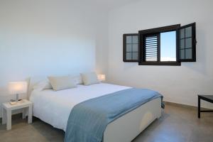 Habitación blanca con cama y ventana en Casa SAS La Hoya, en Yaiza