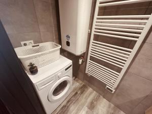 een kleine badkamer met een wasmachine bij LA MARIEFACTURE - Comme à la Tour de Contrôle in Boulay - Moselle