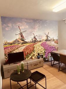 une chambre avec un champ de tulipes et de moulins à vent dans l'établissement LA MARIEFACTURE - Comme à Amsterdam, à Saint-Avold
