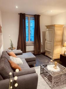 uma sala de estar com dois sofás e uma mesa em LA MARIEFACTURE - Comme un Nid Douillet 