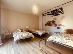 Zimmer mit 2 Betten und einem Spiegel in der Unterkunft LA MARIEFACTURE - Comme à La Ferme 