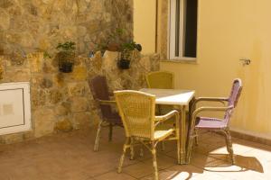 una mesa y sillas en una habitación con una pared de piedra en Hotel la Parrilla, en Albox