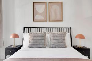 A bed or beds in a room at Cobble Hill 1BR w in-unit WD nr Trader Joes NYC-728