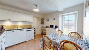 Kuchyň nebo kuchyňský kout v ubytování Gite La Dodiniere