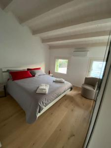 Exclusive house in Marostica في ماروستيكا: غرفة نوم بسرير كبير ومرآة