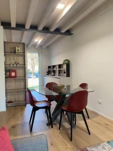 Exclusive house in Marostica في ماروستيكا: غرفة طعام مع طاولة وكراسي زجاجية
