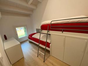 Exclusive house in Marostica في ماروستيكا: غرفة نوم مع سريرين بطابقين ومكتب