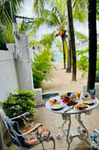 una mesa con comida junto a una playa en Easy Stay Residence en Trou aux Biches