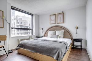 A bed or beds in a room at Streeterville Studio w Gym Pool nr Navy Pier CHI-450