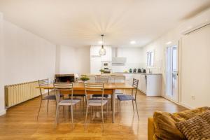 cocina y comedor con mesa y sillas en Casa Olegari 