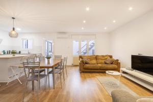 AlmacellasCasa Olegari的客厅里有一张沙发和一张桌子。