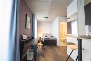 1 dormitorio con cama y escritorio en NEOApartments, en Berlín