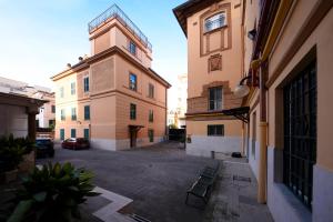 een gebouw met een klokkentoren op een binnenplaats bij Casa San Giuseppe in Rome