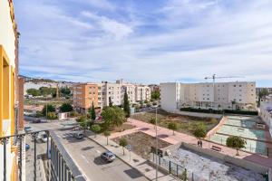 una vista aérea de una ciudad con edificios en Casa Axarquia en Vélez-Málaga