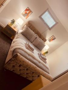 um quarto com uma cama grande num quarto em Secret Cabin Getaway em Hartlepool