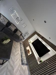uma vista superior de uma sala de estar com televisão em Secret Cabin Getaway em Hartlepool
