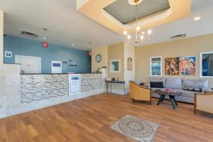 a living room with a couch and a bar at Williamsburg Suites in Williamsburg