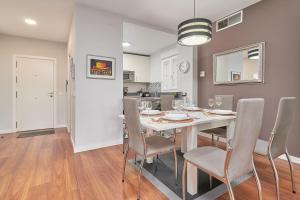 a dining room with a white table and chairs at Apartamento Playa Granada Golf in Motril