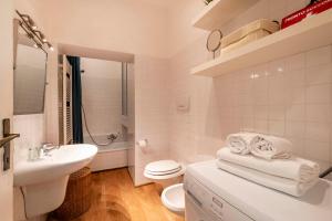 Vannas istaba naktsmītnē True Venice Apartment +24 fotogrāfijas