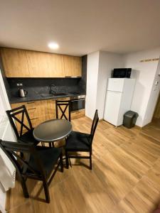 - une cuisine avec une table et des chaises dans la chambre dans l'établissement Chata TRI GROŠE 2, à Námestovo