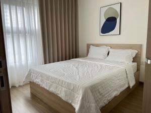 Long BìnhにあるShi House Homestayのベッドルーム(白いシーツを使用した大型ベッド1台付)