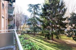 una vista da un balcone di un cortile alberato di Gattamelata Fiera Lodge a Milano