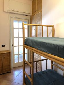 Tempat tidur susun dalam kamar di Be Your Home - Casa Raffaello