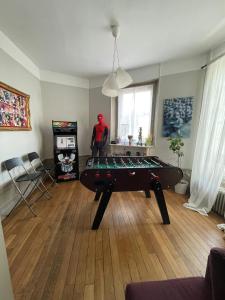 - un salon avec un billard dans l'établissement Gite d'exception 13 couchages avec jacuzzi et sauna, à Châlons-en-Champagne