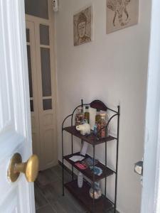ein Zimmer mit einem Regal mit Kosmetikartikeln darauf in der Unterkunft Alojamiento Rural Los Corrales in Algodonales