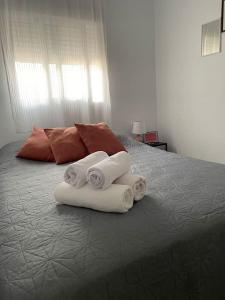 un lit avec deux serviettes et deux oreillers dessus dans l'établissement Alojamiento Rural Los Corrales, à Algodonales